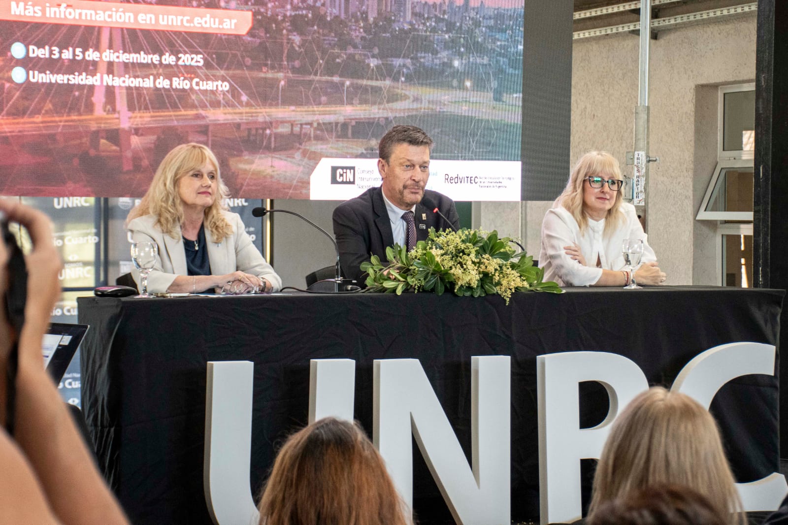 Debate sobre los efectos de la transformación digital en la UNRC